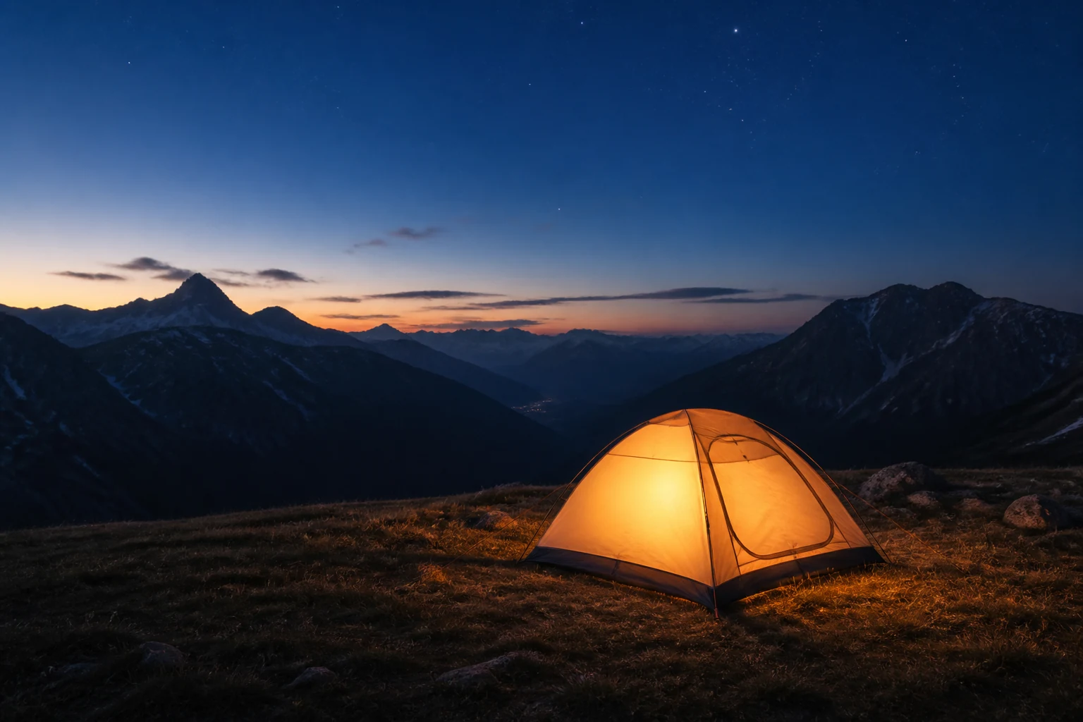 Tente de bivouac installée en pleine nature au coucher du soleil en montagne