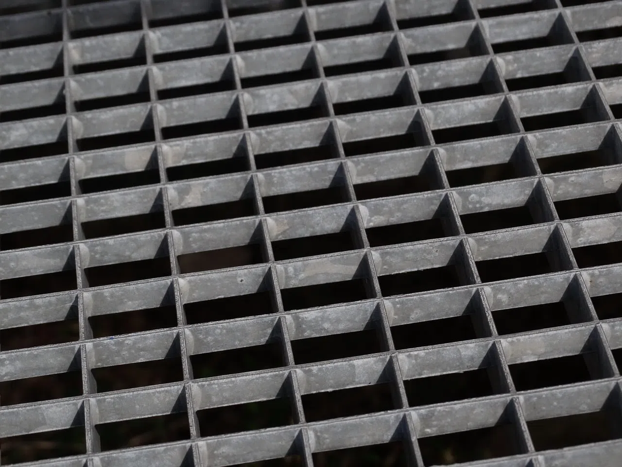 Caillebotis métallique : définition, usages et avantages