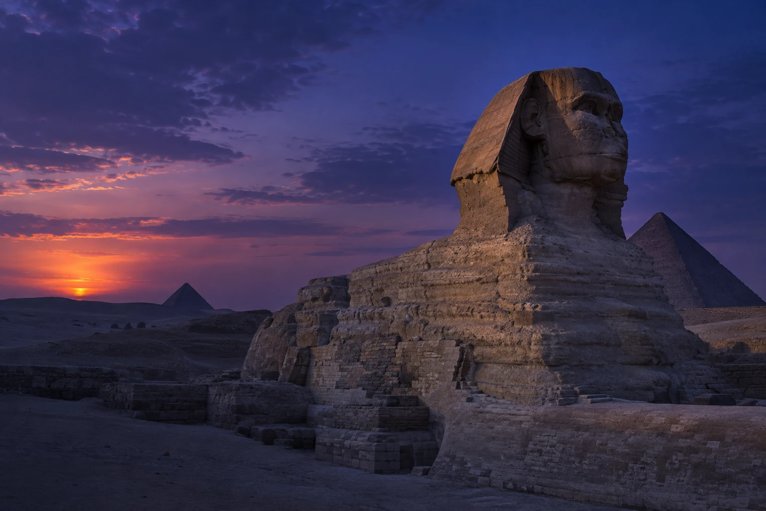 Sphinx de pierre dans le désert au crépuscule, ciel indigo