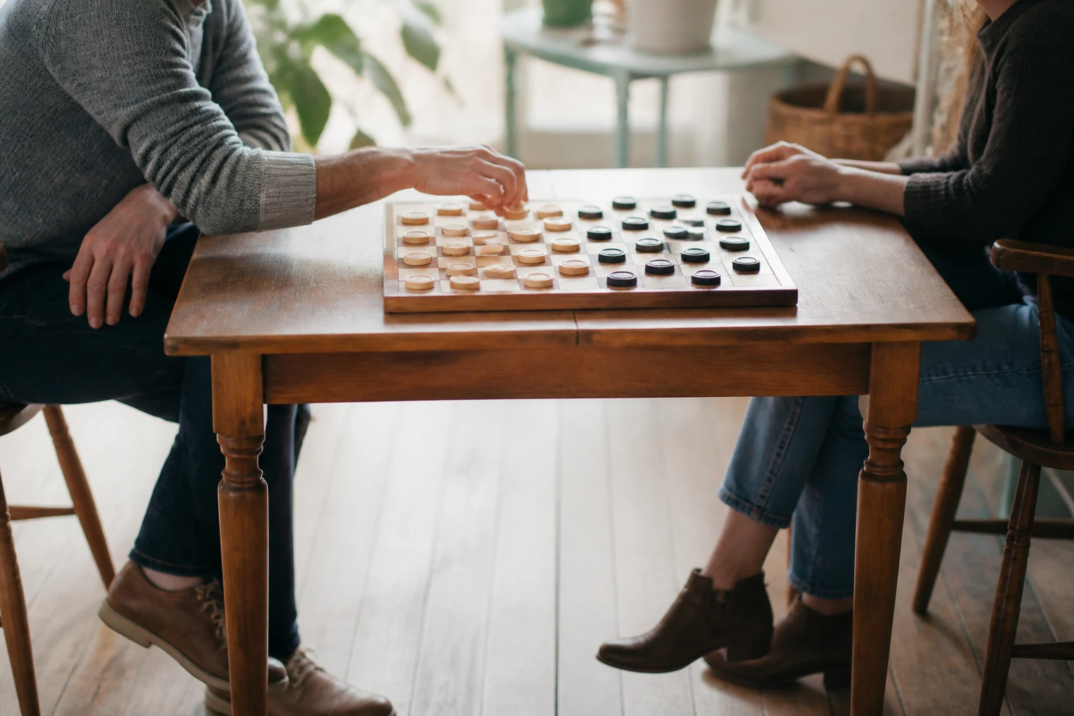 Jeu de dames en cours sur un damier avec pions clairs et sombres