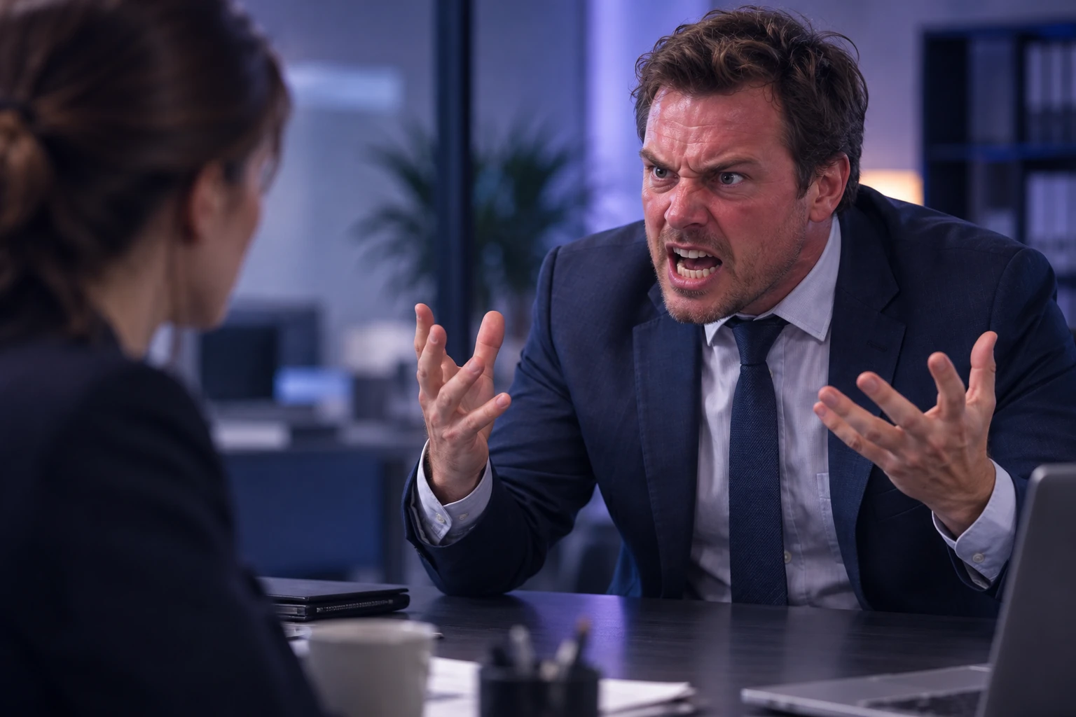 Homme dont le visage rougit de colère pendant une dispute de bureau, expression exagérée mais réaliste