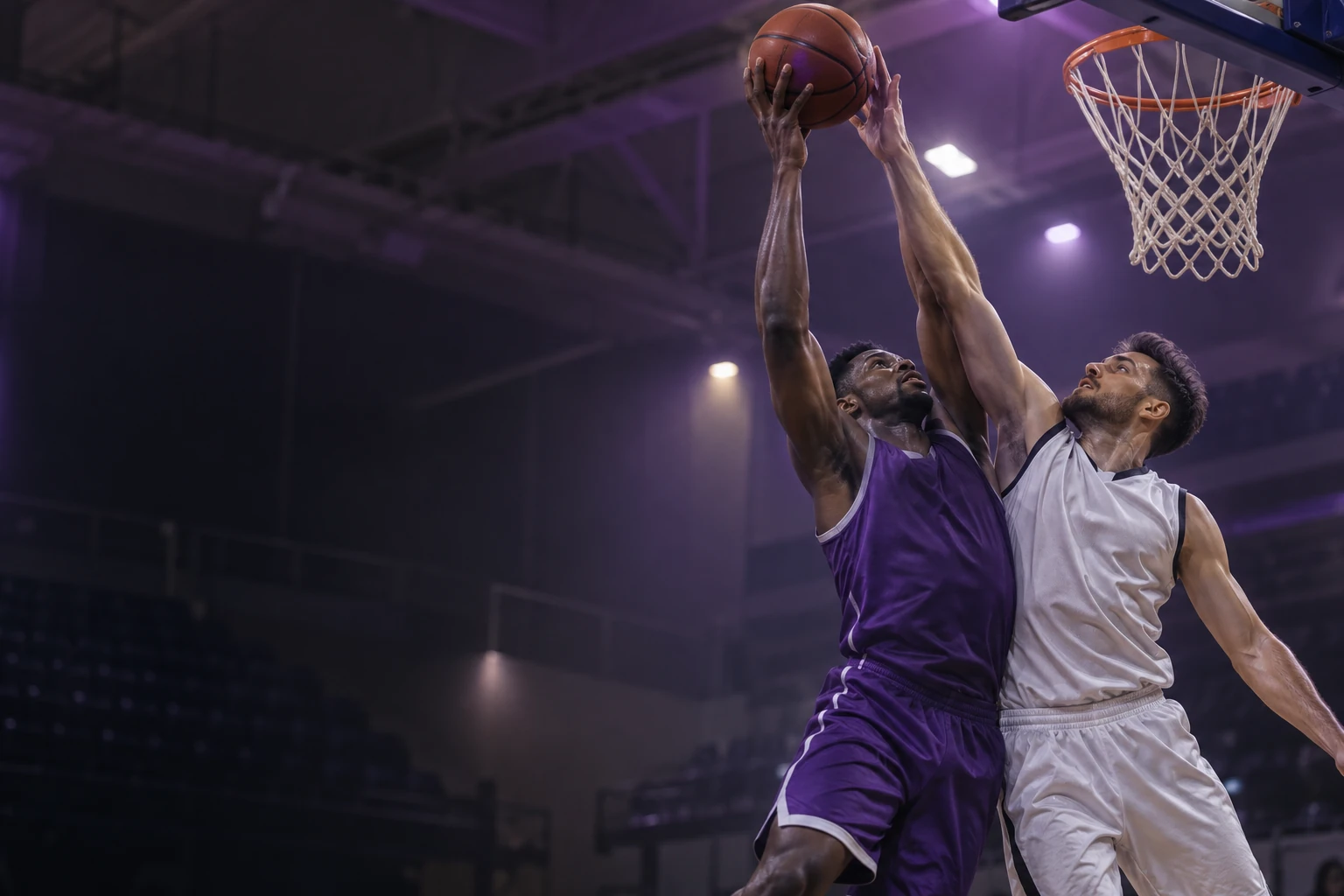 Basketteurs sautant pour capter un rebond sous le panier
