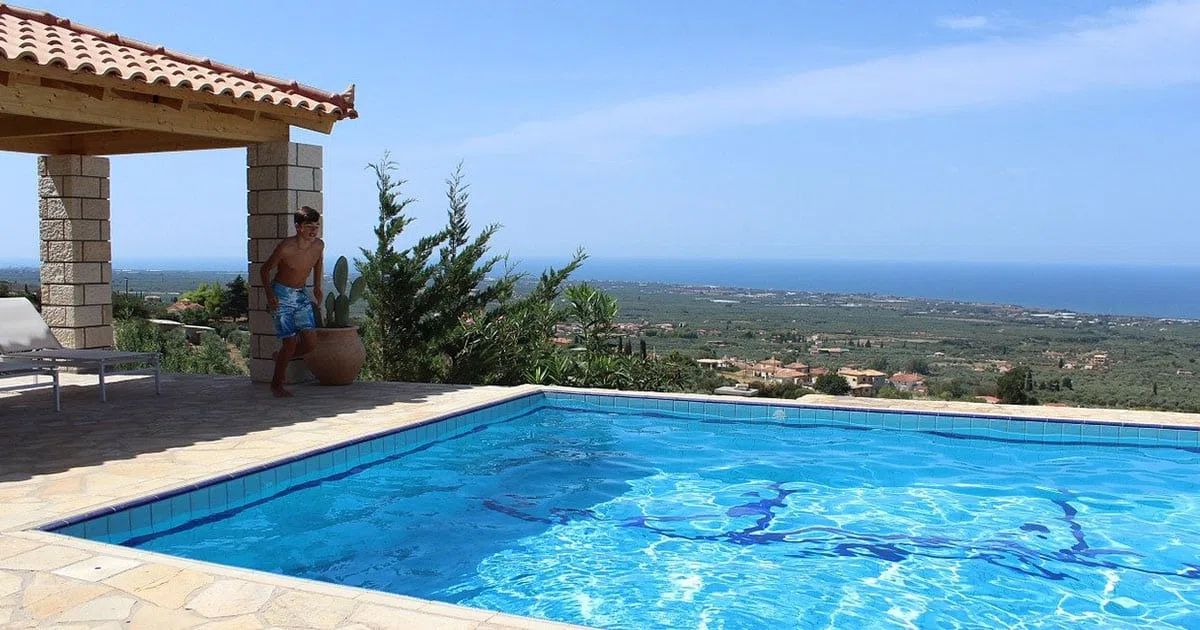 Qu'est-ce qu'un skimmer de piscine ? Définition