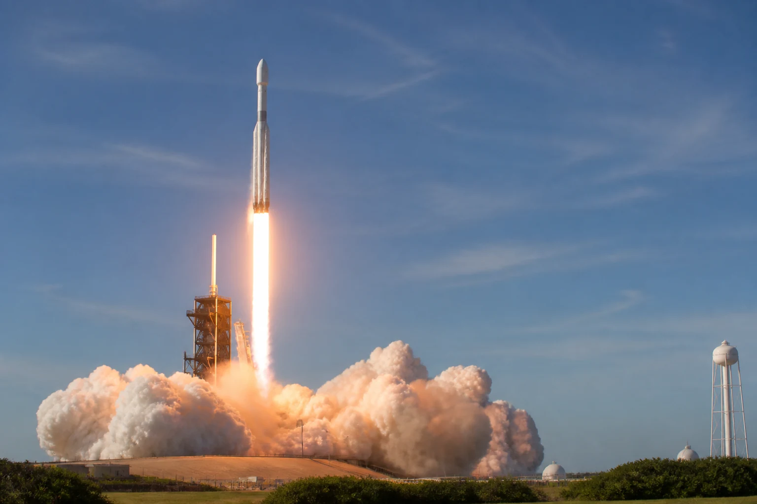 Voyageur du tourisme spatial contemplant la Terre depuis un hublot
