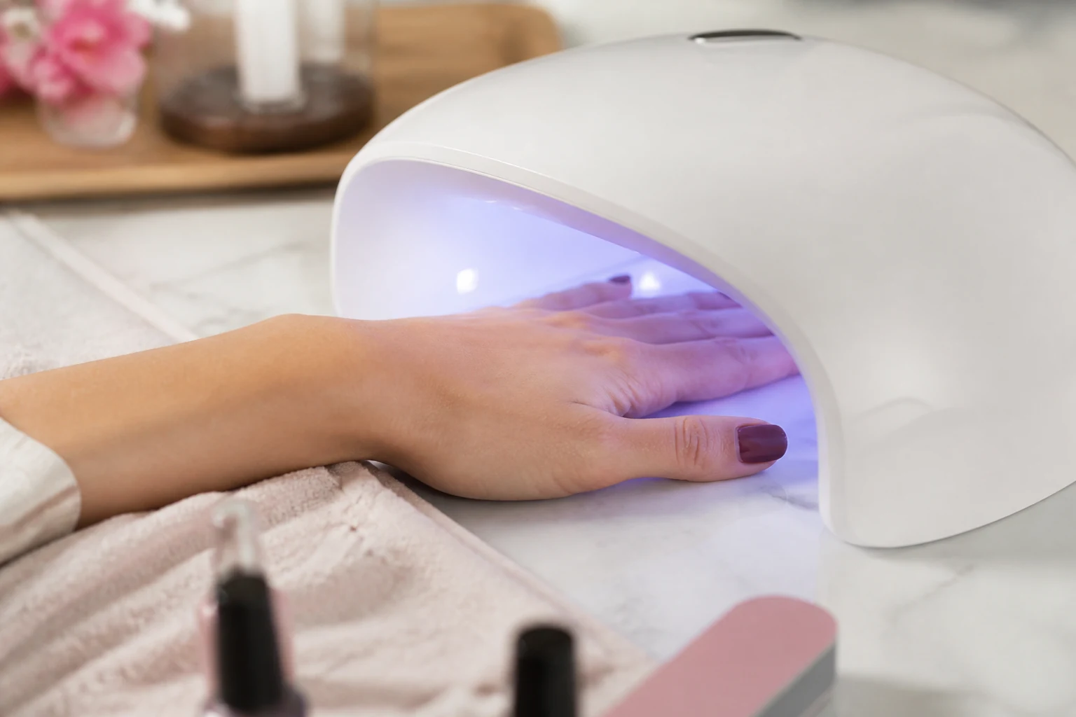 Application d'un vernis semi-permanent sur les ongles avant passage sous la lampe