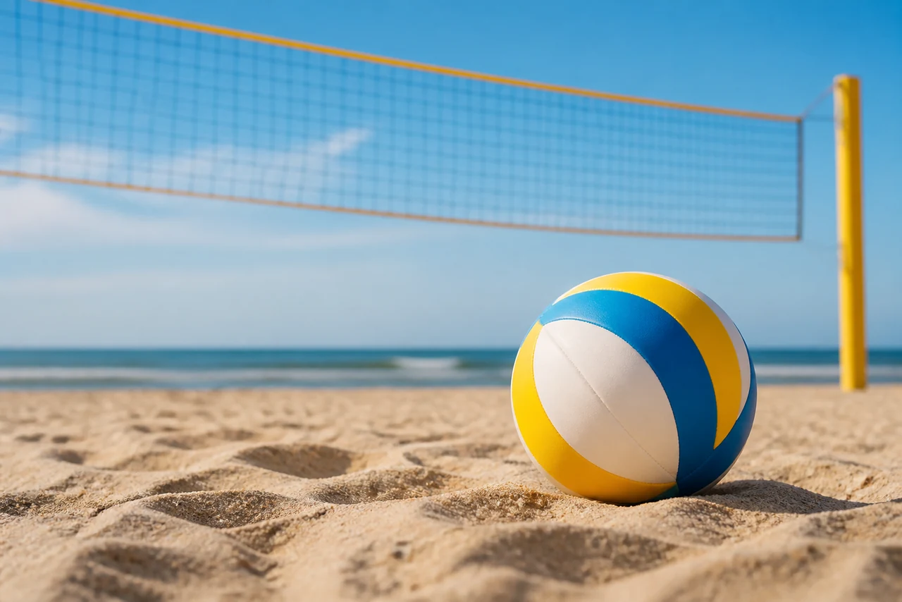 Joueurs de beach-volley sautant au filet sur le sable