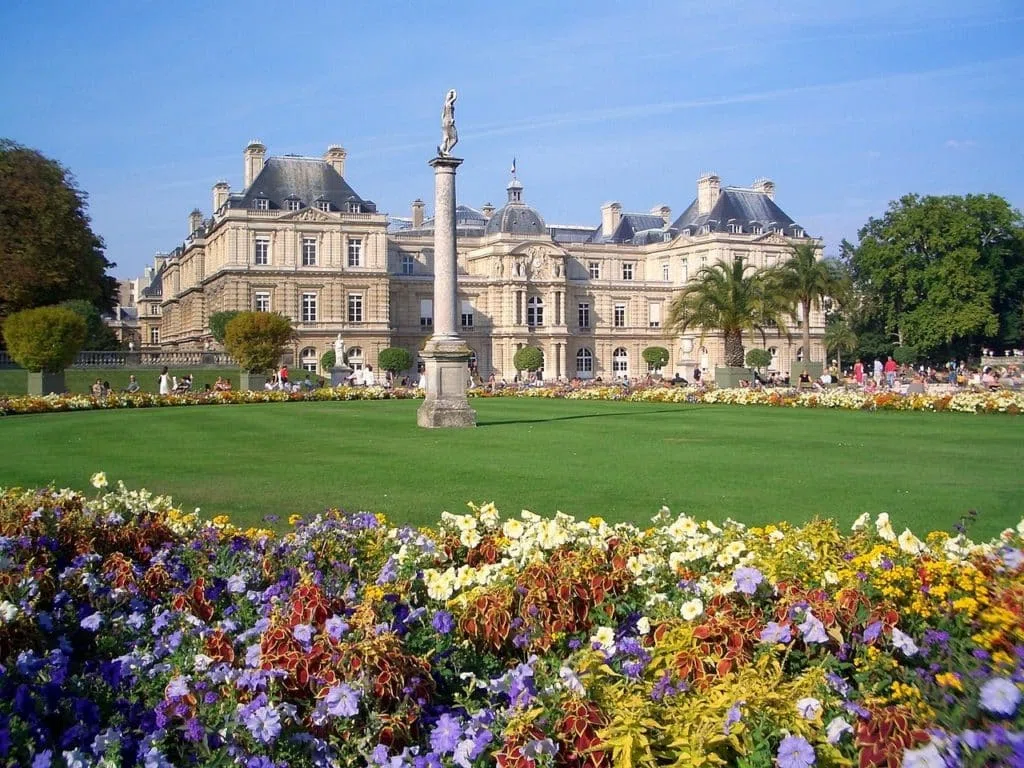 Beau jardin aménagé en extérieur