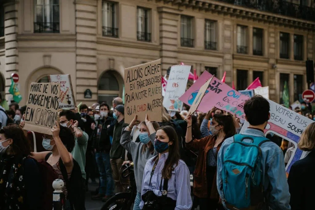 impact des réseaux sociaux sur les manifestations