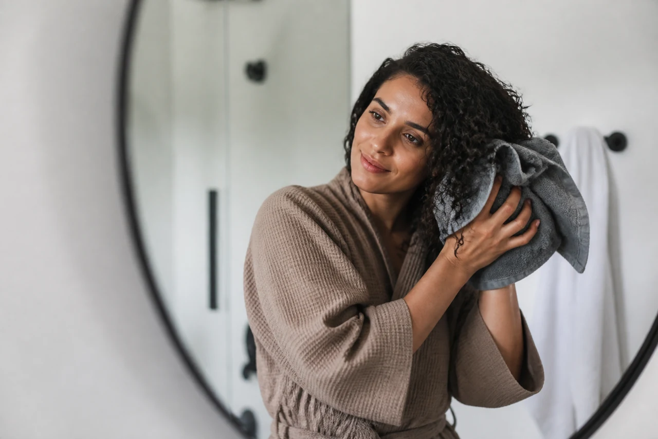 Boucles définies et hydratées obtenues grâce à une routine capillaire douce