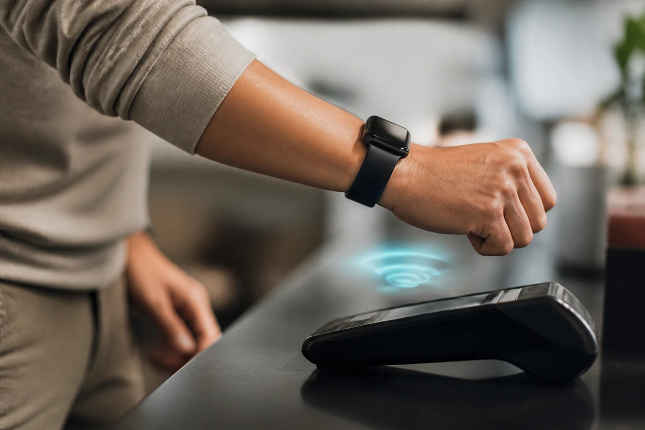 Smartphone effectuant un paiement sans contact via la technologie NFC sur un terminal