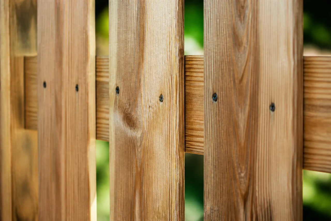 Détail des lames d’une palissade en bois avec finition saturateur