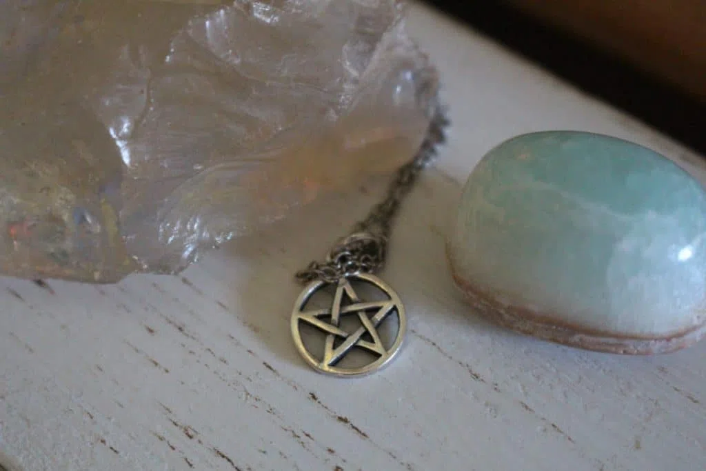 Pentagramme en médaillon