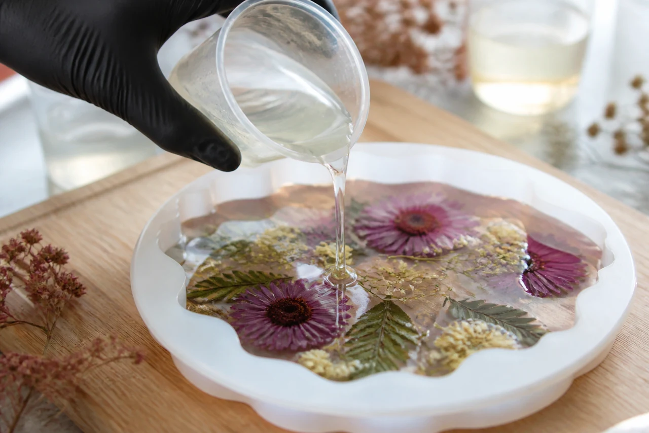 Plateau et bijoux réalisés en résine de coulée colorée avec inclusions