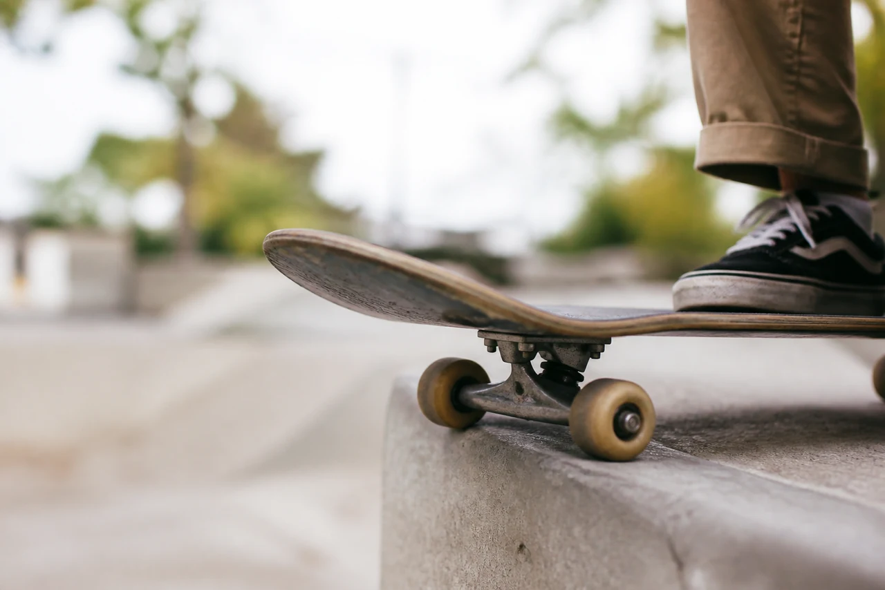 Anatomie d’une planche de skateboard avec deck, trucks et roues