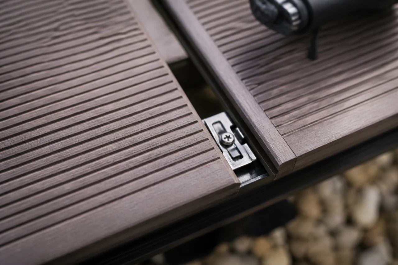 Détail de lames de terrasse composite fixées sur une ossature de lambourdes