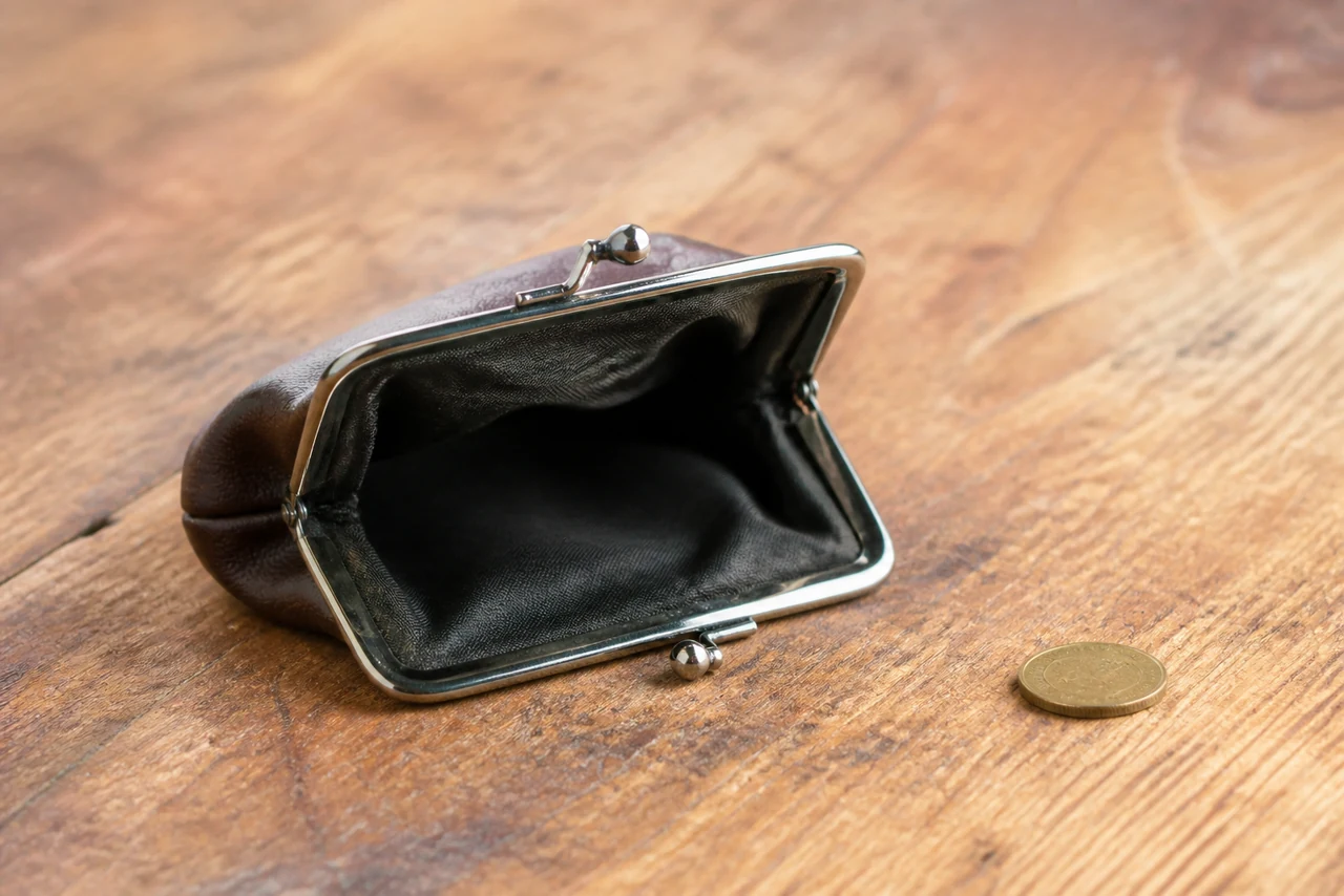 Personne comptant ses pieces de monnaie pour illustrer tirer le diable par la queue