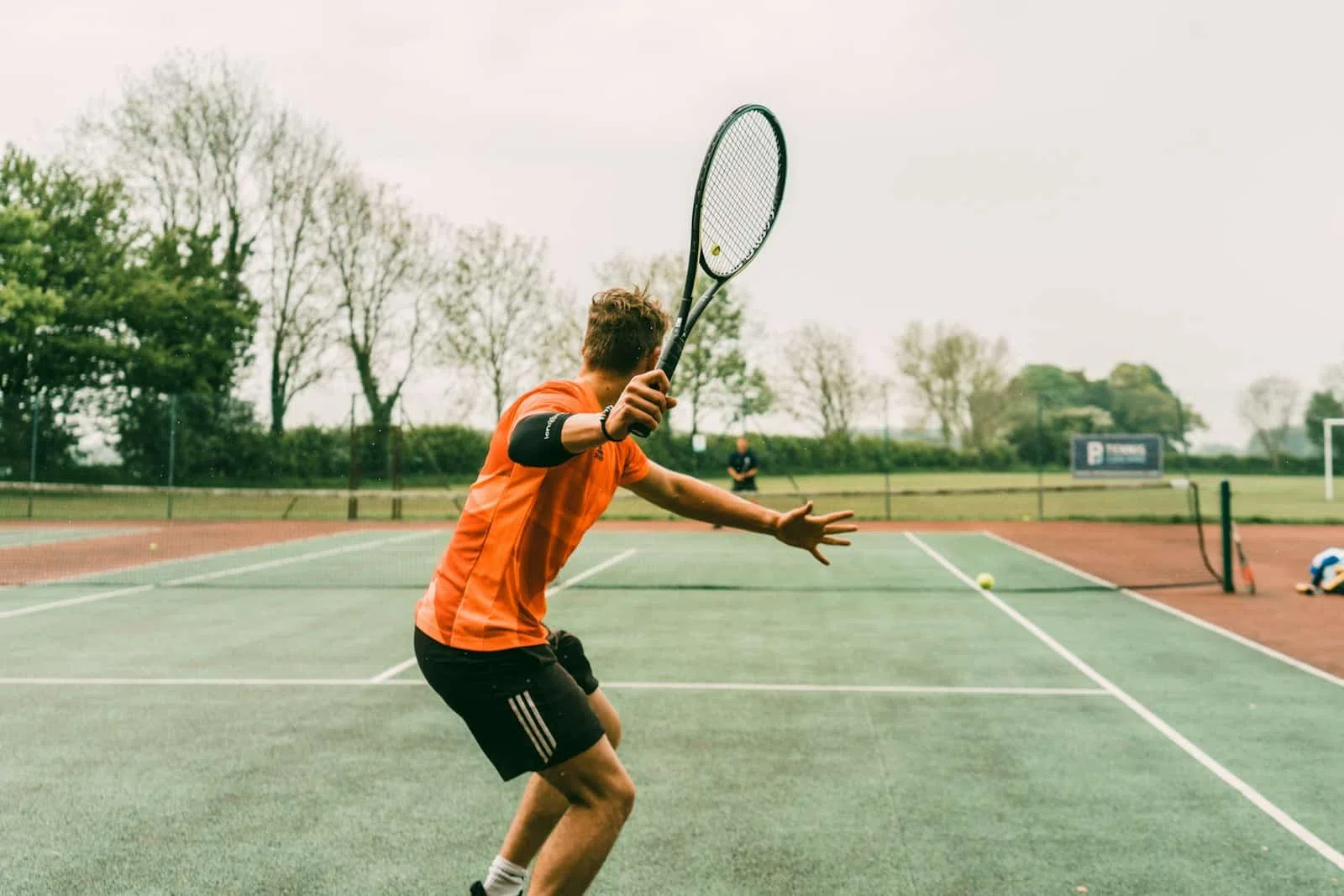 un terrain de tennis
