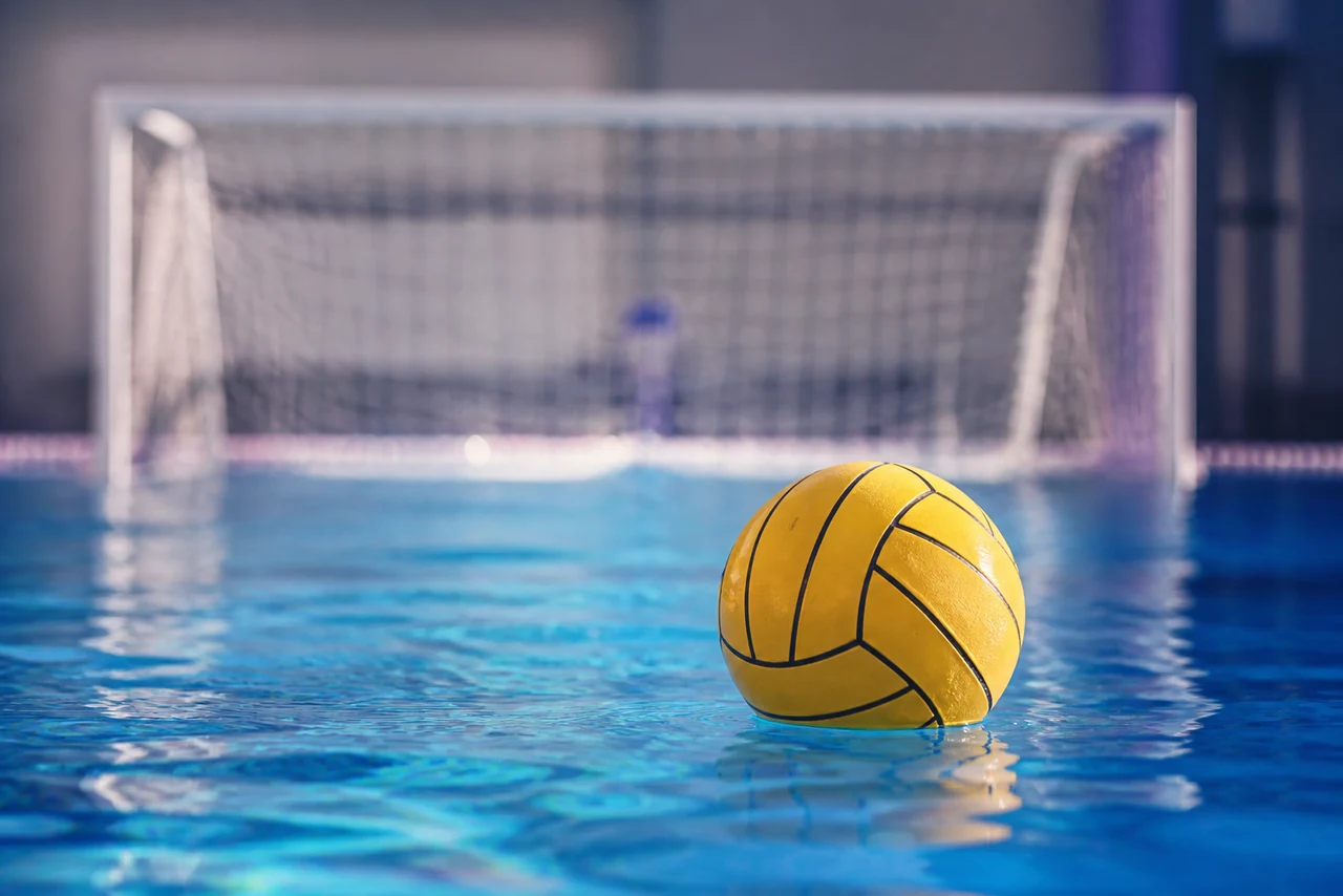 Vue d’un bassin de water-polo avec les cages flottantes et les lignes de délimitation